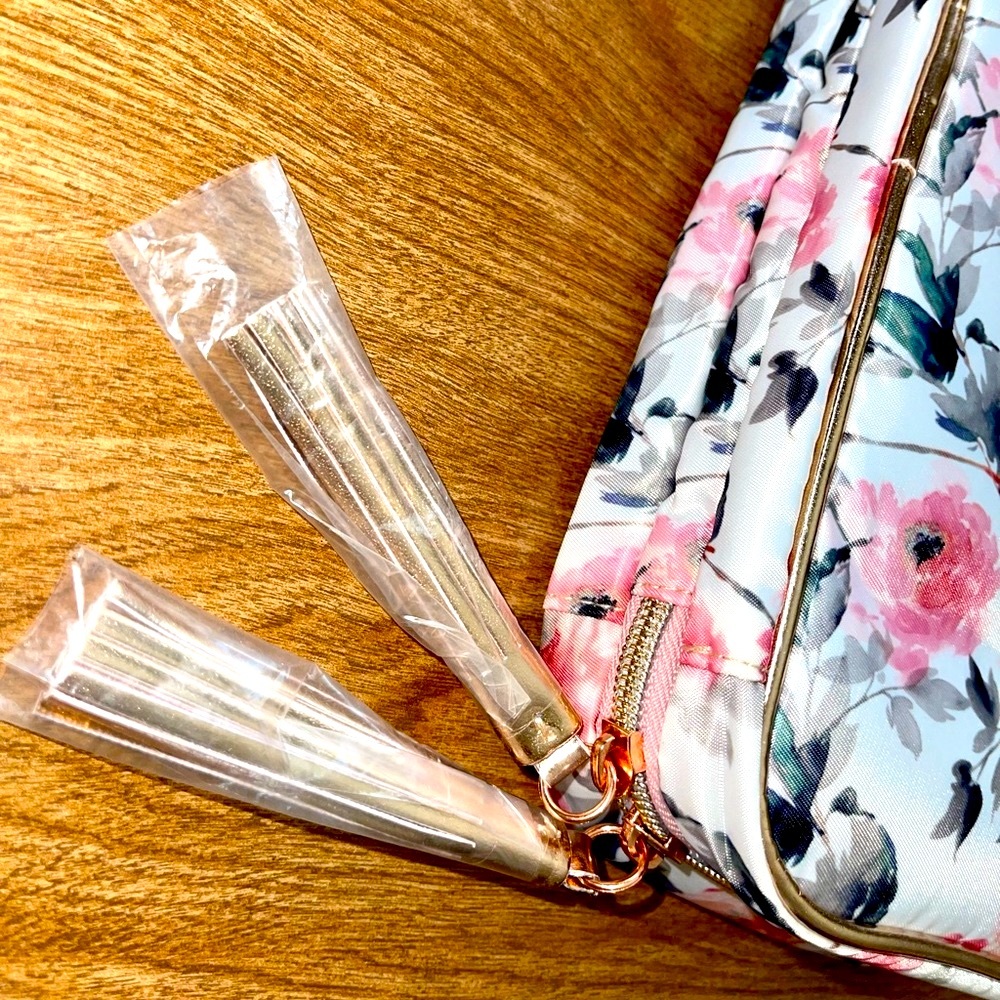 “NEW” PRETTY FLORAL MAKEUP-TOILETRIES CASE, WITH GOLD ZIPPERS & 4 BIG POCKETS!!! - Picture 3 of 3